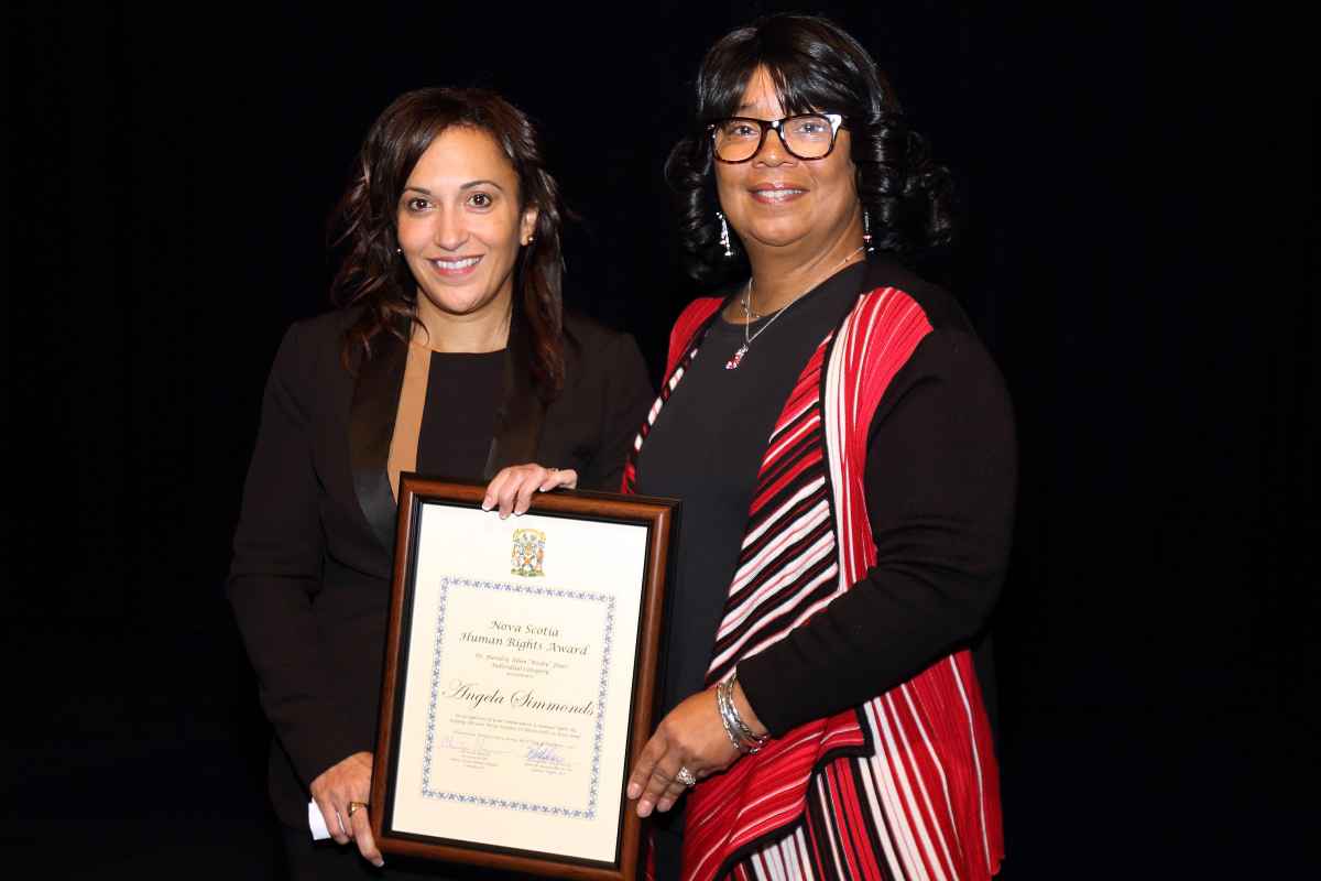 Tracey Jones-Grant presents award to Angela Simmonds 